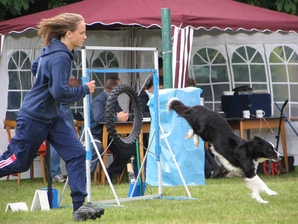 071-PHV Hannover13_06_2004_Tabea+Kira am Reifen