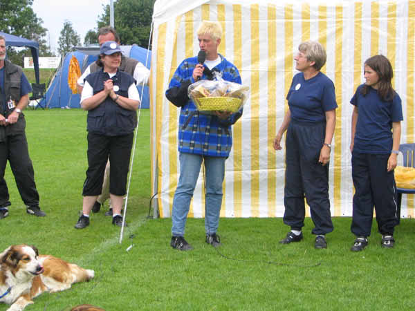 326Angela mit Richtergeschenk1